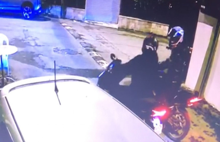 Size kız vermeyiz diyen kardeşleri dövdü Dükkanı kurşunlandı O anlar kamerada