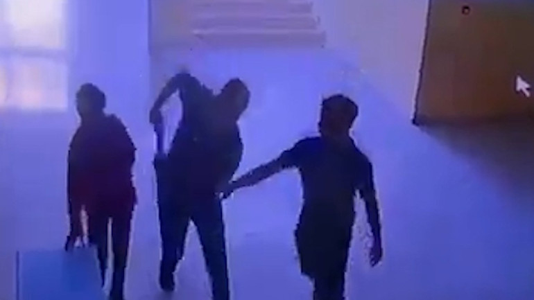 Okul bahçesinde saldırıya uğrayan öğretmen hastaneye kaldırıldı