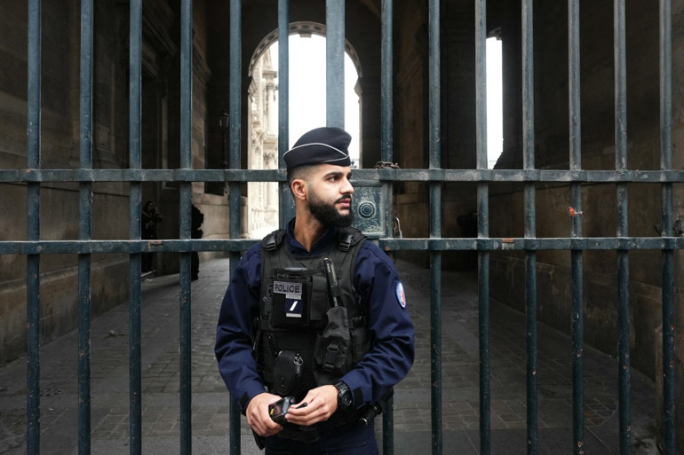 Ünlü Louvre Müzesi güpegündüz soyuldu Paha biçilmez mücevherleri 7 dakikada çaldılar