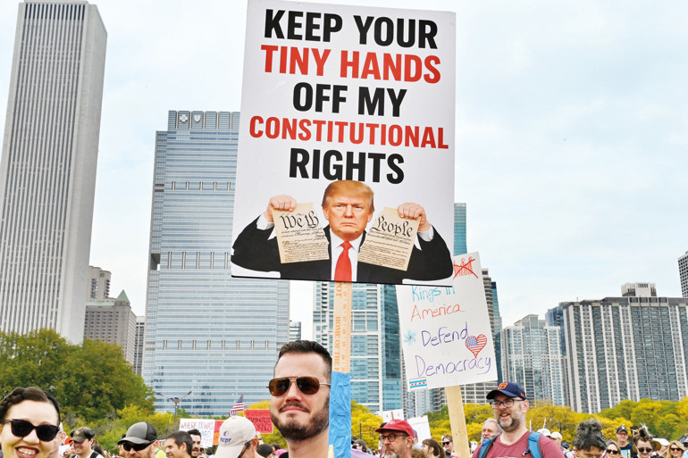 ABD’de ‘Krallara Hayır’ protestosu... Trump karşıtları sokağa döküldü