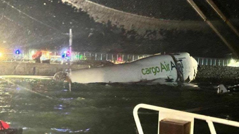 Kargo uçağı denize sürüklendi: 2 can kaybı