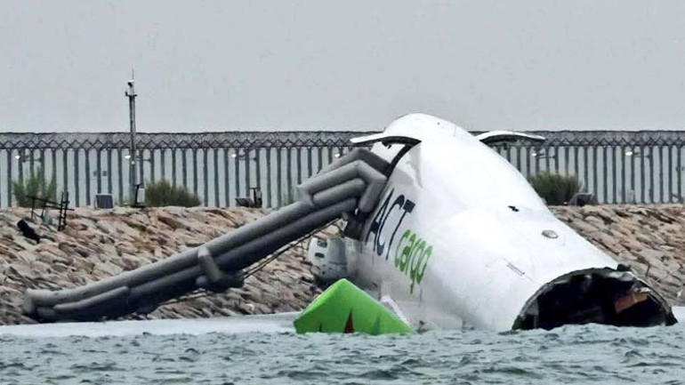 Kargo uçağı denize sürüklendi: 2 can kaybı