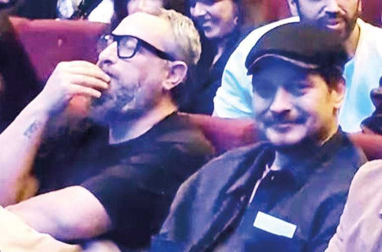 Çağatay Ulusoydan sevgilisi Aslıhan Malboraya alkış