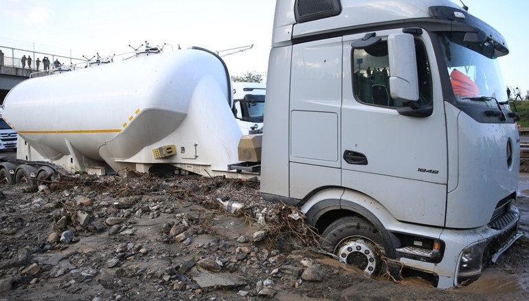 Hatayda hayatı felç eden yağmur: Hortum çıktı, yol çöktü, araçlar toprağa battı