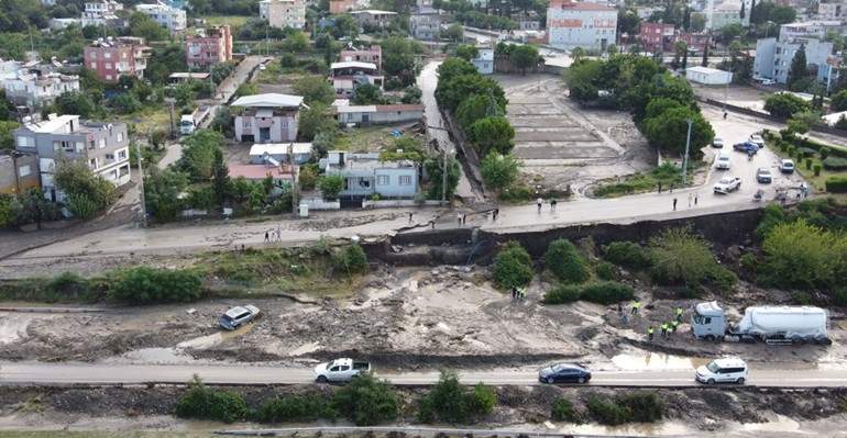 Hatayda hayatı felç eden yağmur: Hortum çıktı, yol çöktü, araçlar toprağa battı