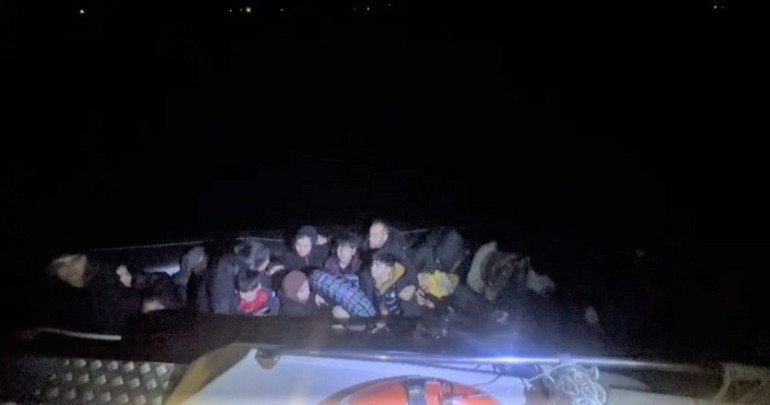 Kıyıya çıkarılan düzensiz göçmenlerin görüntüsü