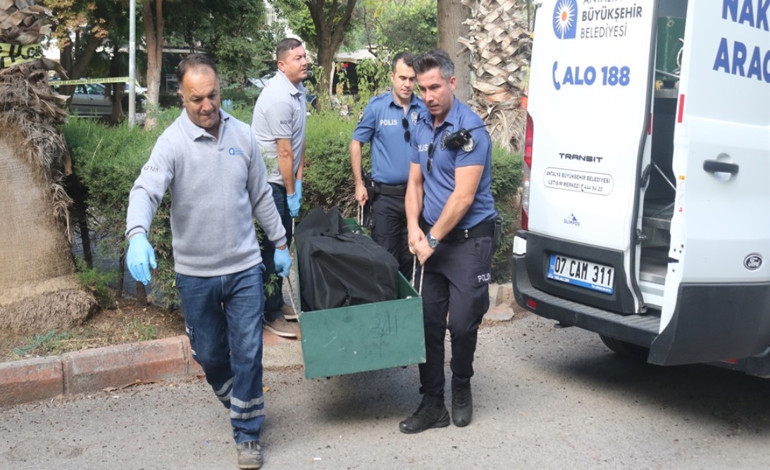 Çocuk parkındaki bankta bulunan genç