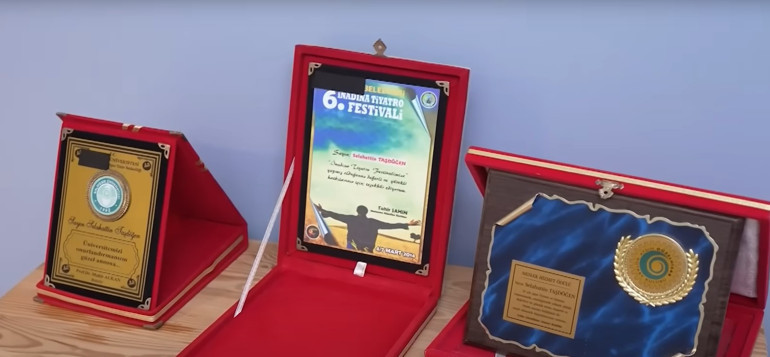 Tiyatronun ve ekranın usta ismi 3+1 bu evde yaşıyor