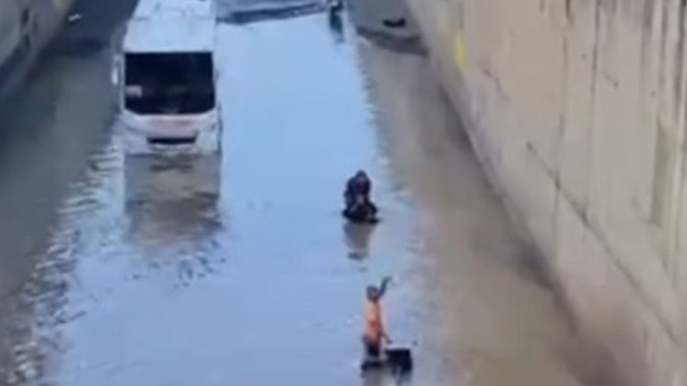 Hatayda hayatı felç eden yağmur: Hortum çıktı, yol çöktü, araçlar toprağa battı