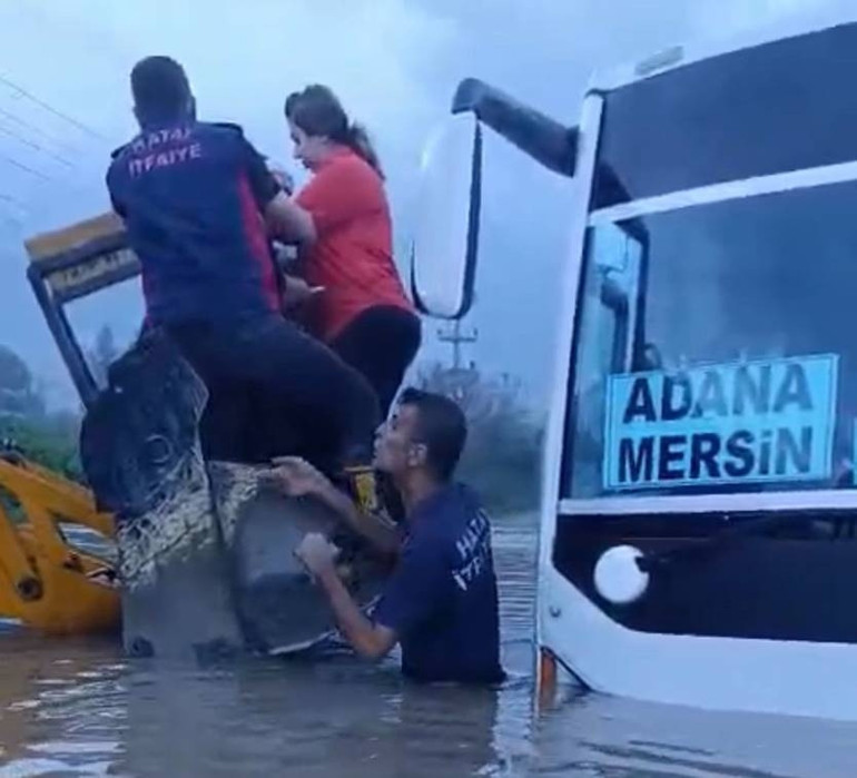Hatayda hayatı felç eden yağmur: Hortum çıktı, yol çöktü, araçlar toprağa battı