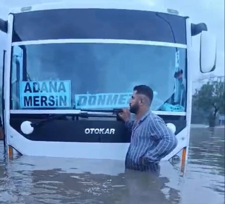 Hatayda hayatı felç eden yağmur: Hortum çıktı, yol çöktü, araçlar toprağa battı
