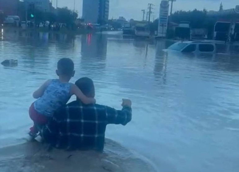 Hatayda hayatı felç eden yağmur: Hortum çıktı, yol çöktü, araçlar toprağa battı