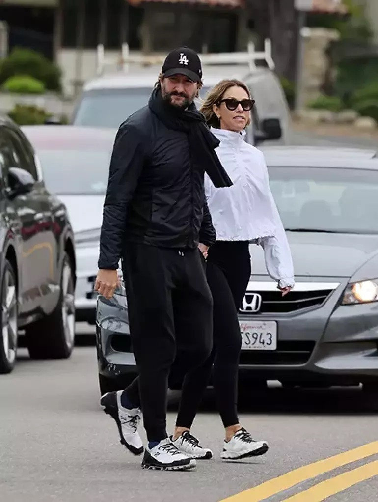 ‘O bizim komşumuz’ diyordu… Daha boşanmadan bulduğu sevgilisiyle bir yıl sonra evlendi