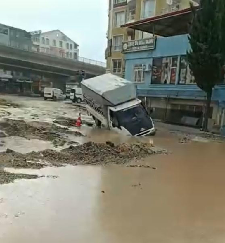 Hatayı sağanak vurdu Çukurlara araçlar düştü, hortum oluştu