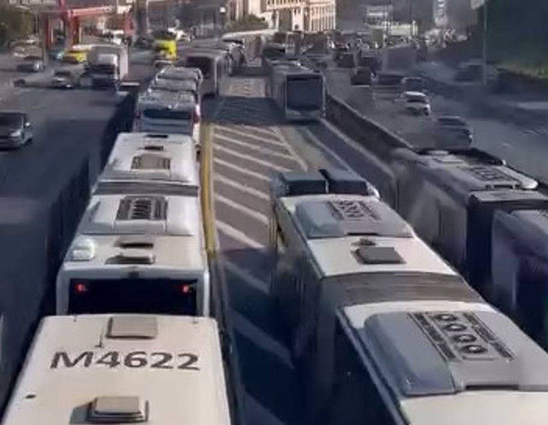 Sefaköyde metrobüs kazası Ekipler olay yerine sevk edildi