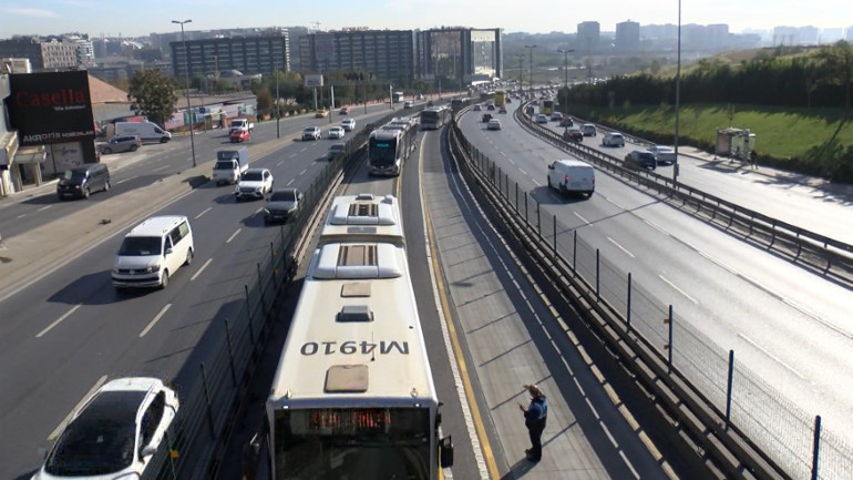 Sefaköyde metrobüs kazası Ekipler olay yerine sevk edildi