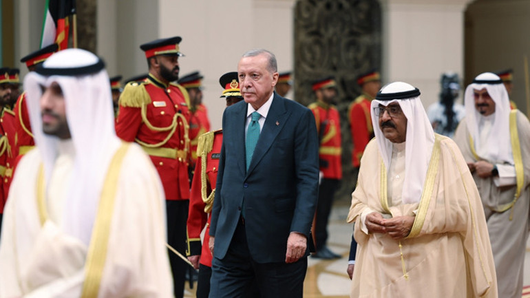 Cumhurbaşkanı Erdoğan Kuveytte Erdoğan, Kuveyt Emiri es Sabaha Togg aracı hediye etti