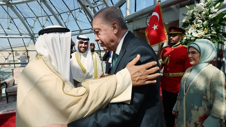 Cumhurbaşkanı Erdoğan Kuveytte Erdoğan, Kuveyt Emiri es Sabaha Togg aracı hediye etti