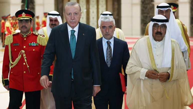 Cumhurbaşkanı Erdoğan Kuveytte Erdoğan, Kuveyt Emiri es Sabaha Togg aracı hediye etti