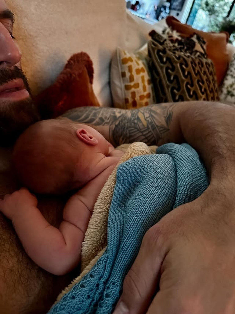 İlk fotoğrafları gururlu baba paylaştı... Ünlü oyuncu anne oldu