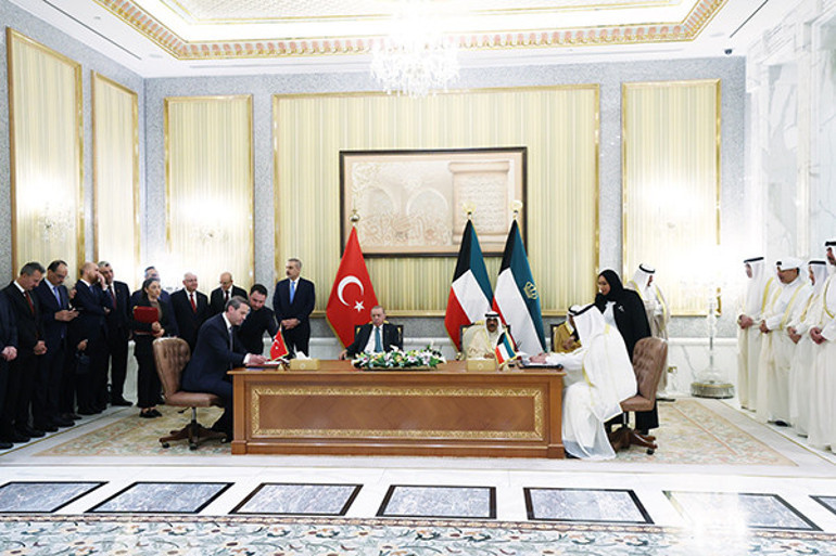 Cumhurbaşkanı Erdoğan Kuveytte Erdoğan, Kuveyt Emiri es Sabaha Togg aracı hediye etti