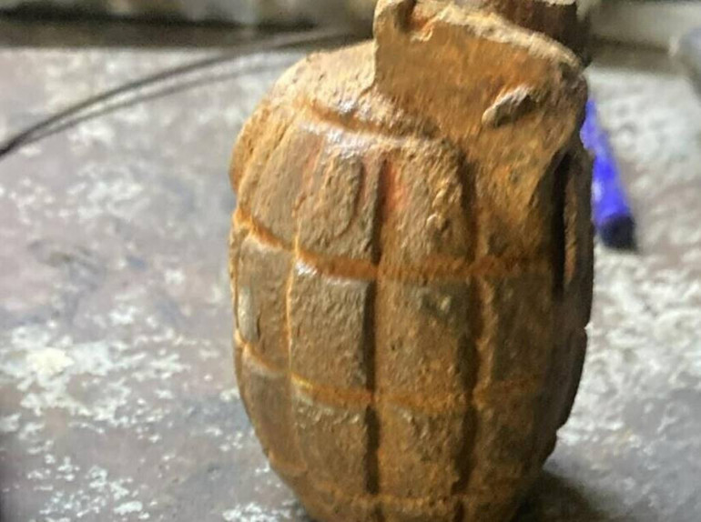 Tire'de tarlada bulunan el bombası