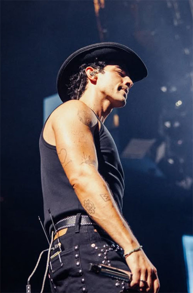 Boşandığı karısı sevgilisinin kollarında... O bir başına kaldı... Yeniden birini sevmek kolay mı