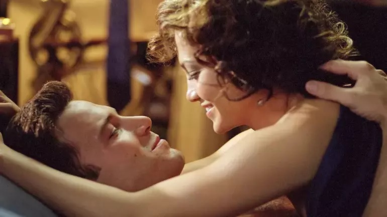 Kaybettiği büyük aşkını geri almak için çaresizce çırpınıyor… Ünlü şarkıcı en sonunda fallardan ve büyülerden medet ummaya başladı