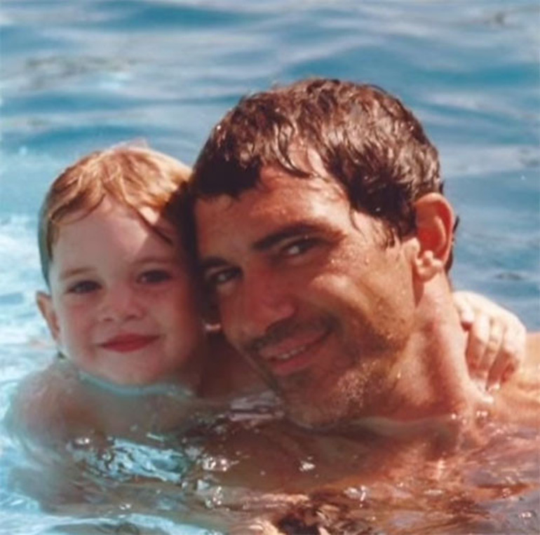 Ünlü oyuncu kızını çocukluk aşkıyla evlendirdi: Gelin gülümsedi, babası gözyaşı döktü