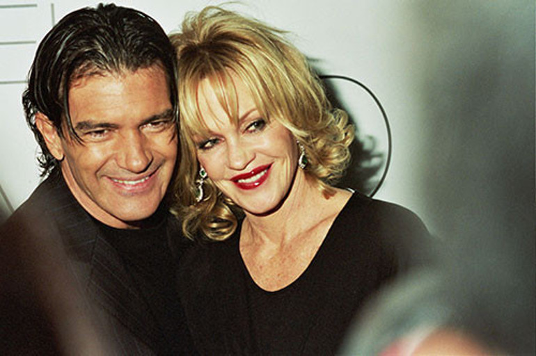 Ünlü oyuncu kızını çocukluk aşkıyla evlendirdi: Gelin gülümsedi, babası gözyaşı döktü