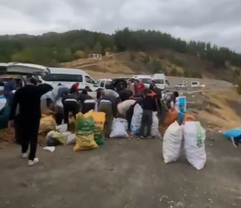 Yolda arızalanan kamyonetin kasasından alınan patatesler