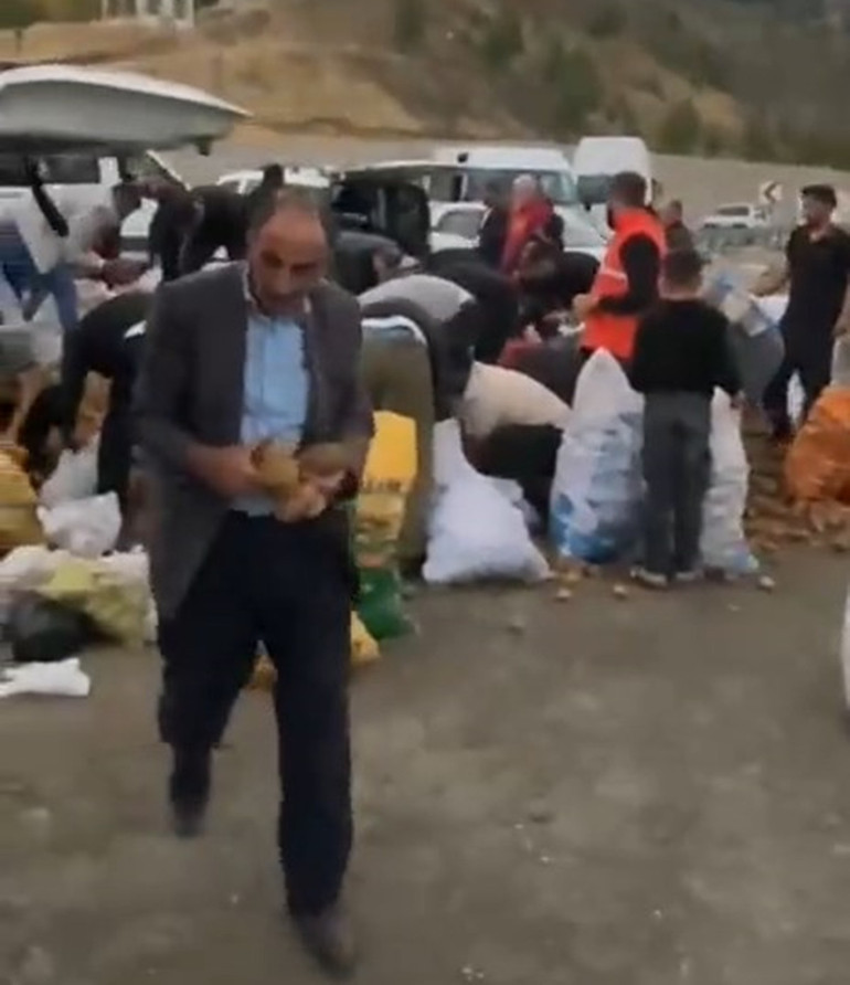 Vatandaşların patatesleri toplama anı