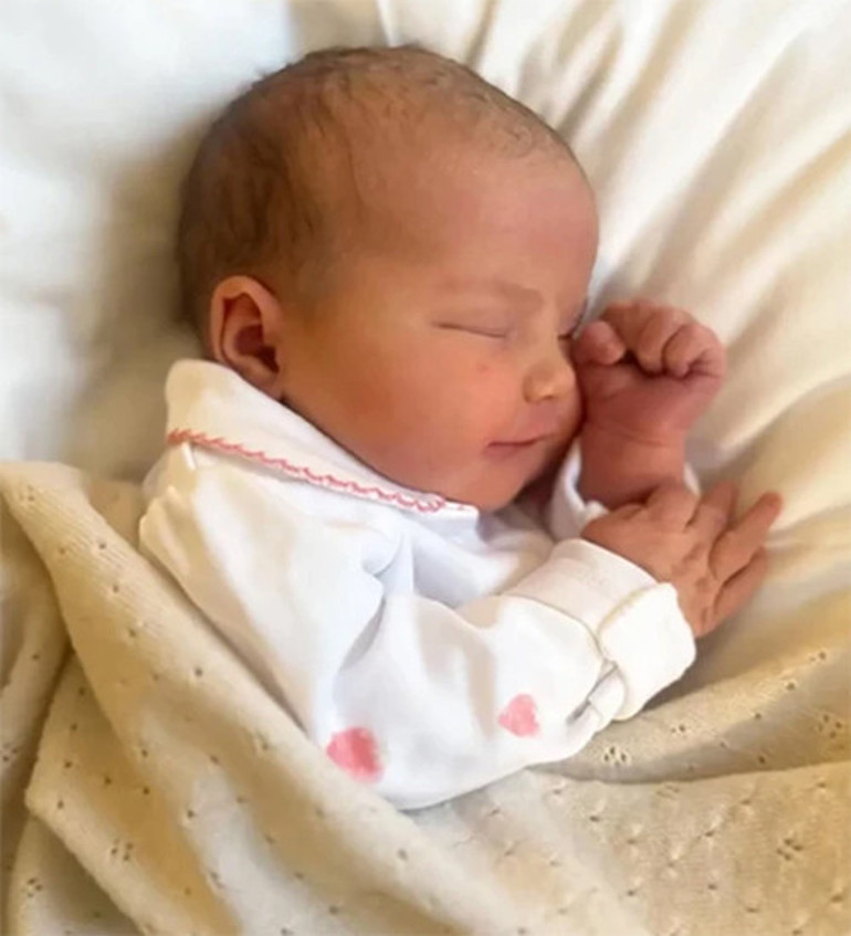 Üç erkek evlattan sonra doğmuştu... Mutlu çift kızlarının yüzünü gösterdi: Hangimize daha çok benzediğini siz bulun