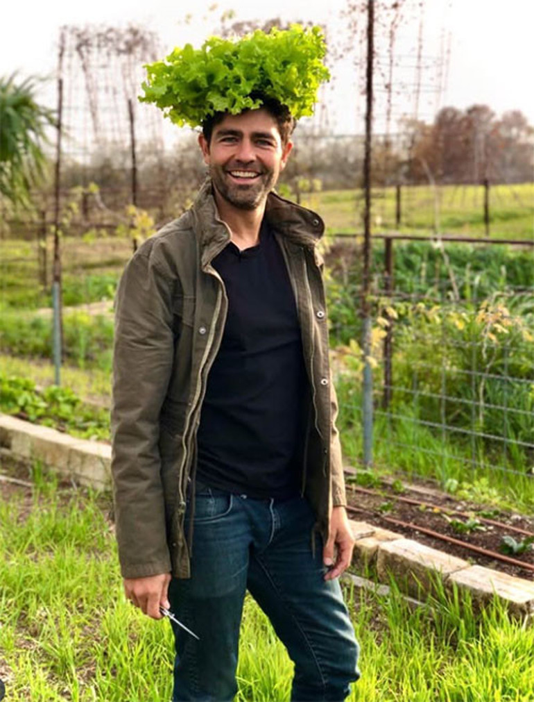 Bir zamanlar hızlı hayatından başı dönüyordu... Huzuru doğduğu topraklarda buldu... Şimdi çiftçiliğin dersini veriyor