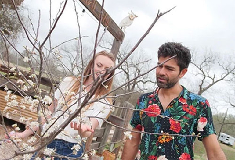 Bir zamanlar hızlı hayatından başı dönüyordu... Huzuru doğduğu topraklarda buldu... Şimdi çiftçiliğin dersini veriyor