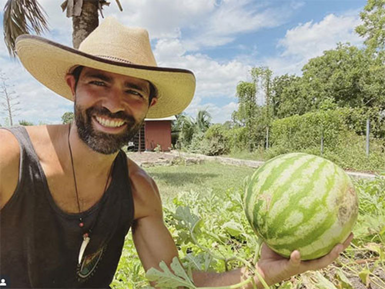 Bir zamanlar hızlı hayatından başı dönüyordu... Huzuru doğduğu topraklarda buldu... Şimdi çiftçiliğin dersini veriyor