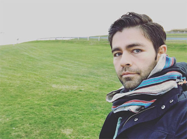 Bir zamanlar hızlı hayatından başı dönüyordu... Huzuru doğduğu topraklarda buldu... Şimdi çiftçiliğin dersini veriyor