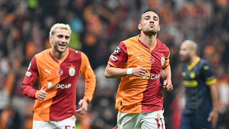 Galatasaraylı futbolcular galibiyeti kutluyor