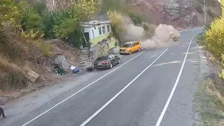 Dağdan kopan kaya parçası yol kenarından dereye yuvarlanıyor
