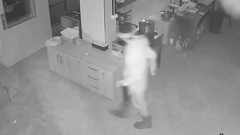 Yaptıklarıyla tüm ilçeyi alarma geçirdi Eve girdi, çay demleyip mutfağı dağıttı | Mahalleli diken üstünde: El feneriyle arıyoruz