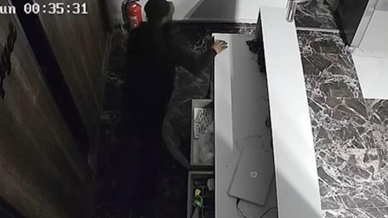 Yaptıklarıyla tüm ilçeyi alarma geçirdi Eve girdi, çay demleyip mutfağı dağıttı | Mahalleli diken üstünde: El feneriyle arıyoruz