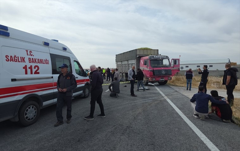 Otomobil kamyona çarptı, 3 kardeş hayatını kaybetti