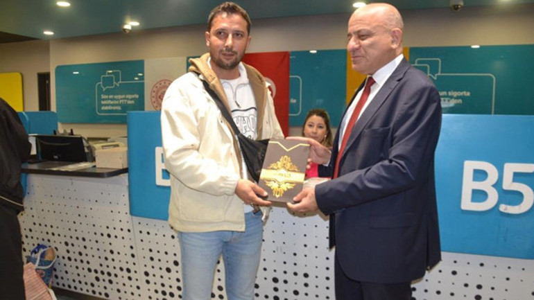 Ehliyetini yenilemek için gitti günün talihlisi oldu 185 numarası ile kazandı