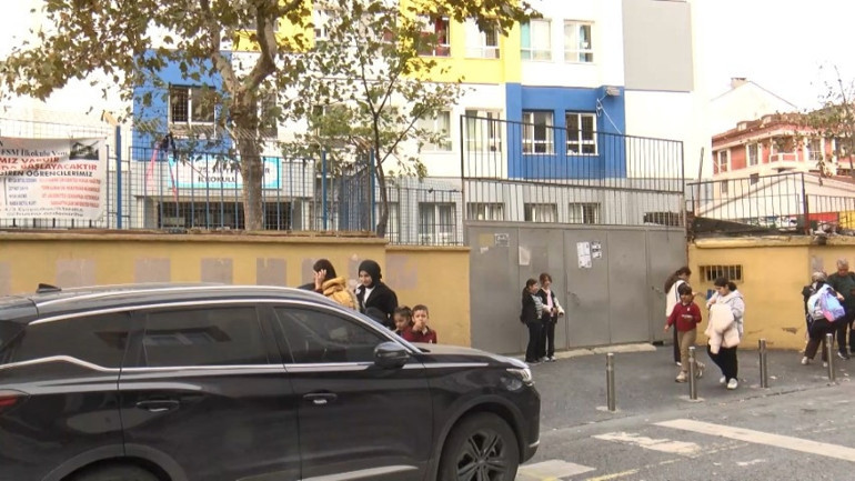 İstanbulda okulda dehşet Kapı öğrencilerin üzerine düştü, 1i ağır 4 yaralı