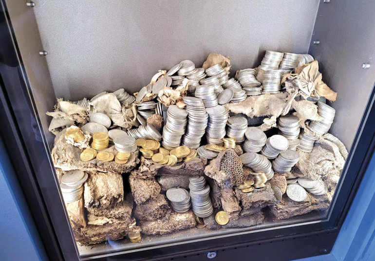 Louvre müdürü itiraf etti... Kamera yanlış yöne bakıyor