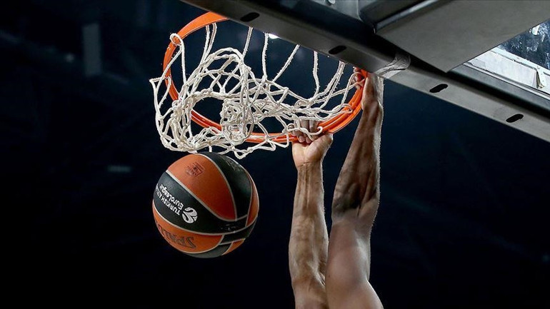 Anadolu Efes ve Fenerbahçe Beko oyuncuları sahada