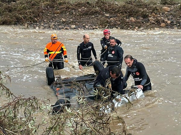 İzmirde selde kaybolan vatandaşın gömleği bulundu Arama çalışmaları devam ediyor