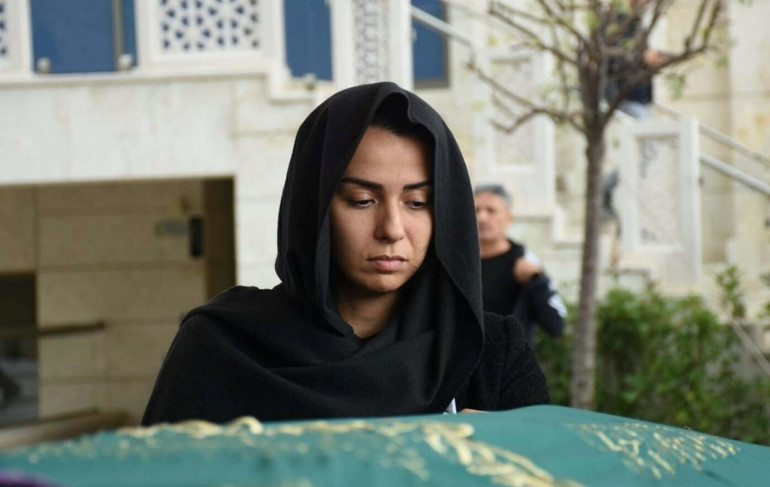 Kızından annesine son bakış... Neşe Aksoy son yolculuğuna uğurlandı