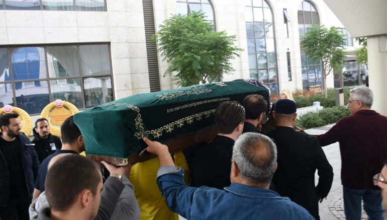 Kızından annesine son bakış... Neşe Aksoy son yolculuğuna uğurlandı