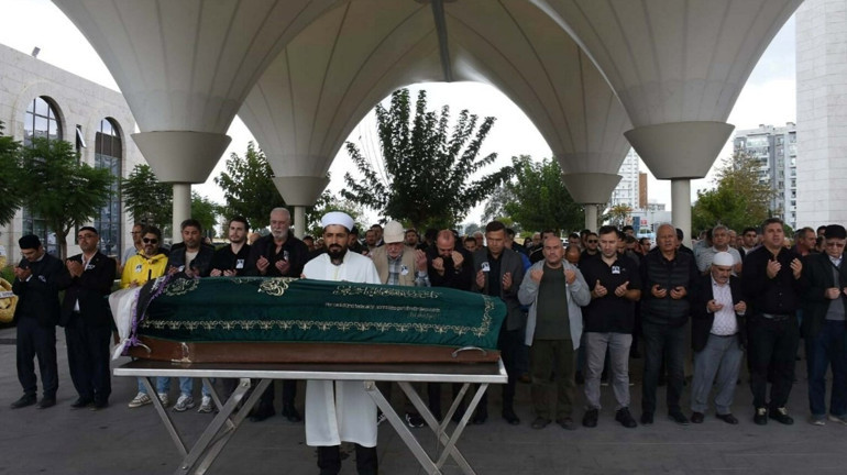 Kızından annesine son bakış... Neşe Aksoy son yolculuğuna uğurlandı